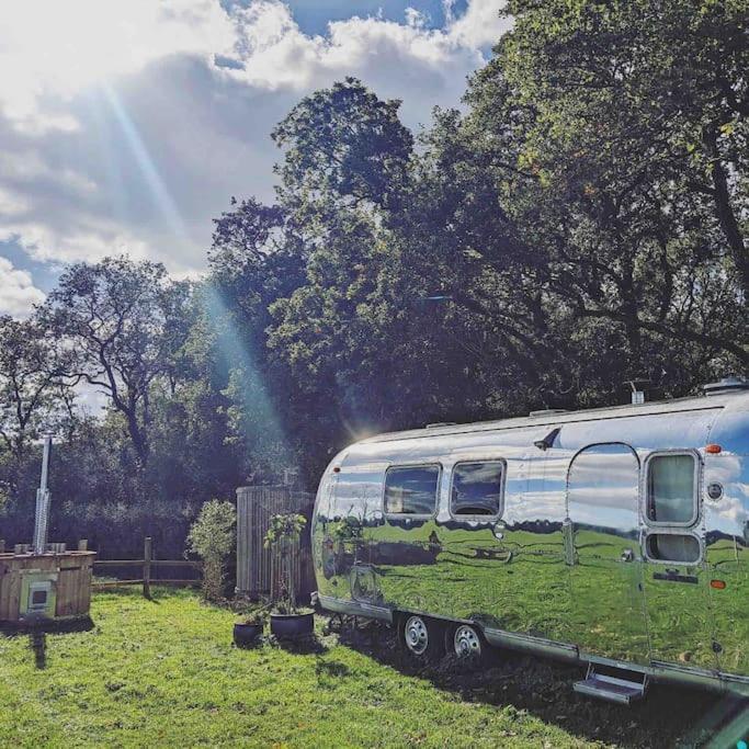 Airstream, Vintage American Caravan & Hottub Ашбертон Екстер'єр фото