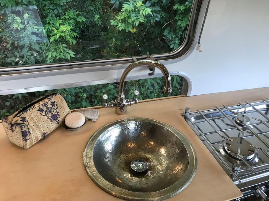 Airstream, Vintage American Caravan & Hottub Ашбертон Екстер'єр фото