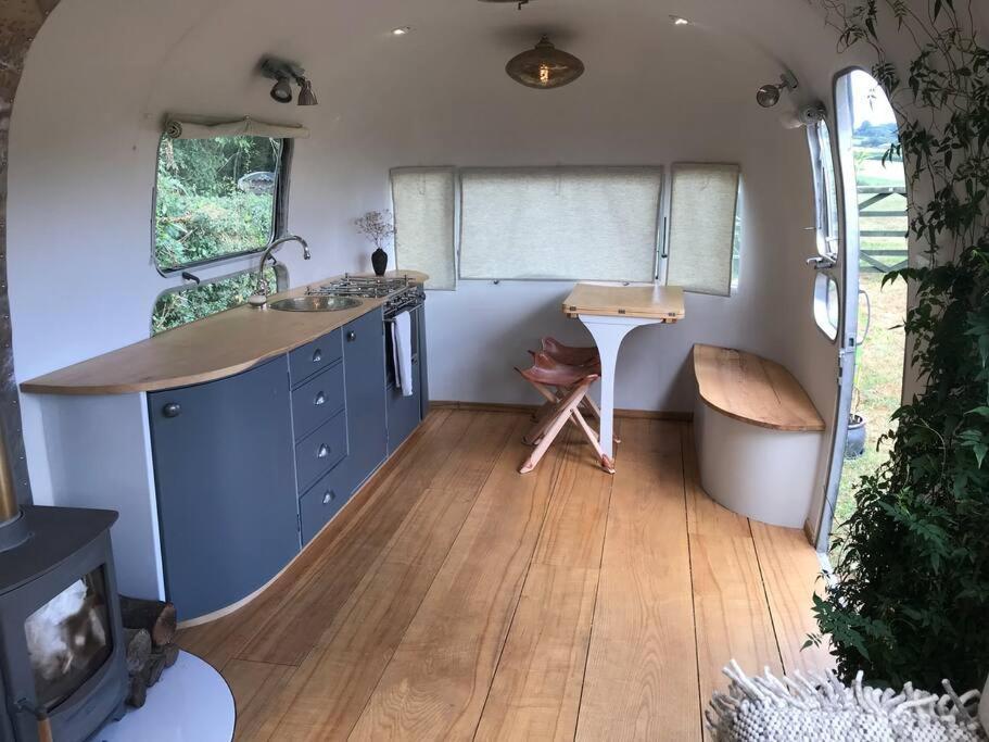 Airstream, Vintage American Caravan & Hottub Ашбертон Екстер'єр фото